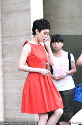 组图：孙俪怀孕消息流出 穿平底鞋面露不悦