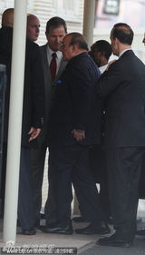 组图：惠特尼-休斯顿家人哀悼 其母现身需人搀扶