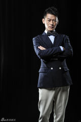 组图：李健新剧热播 绅士写真展暖男笑容