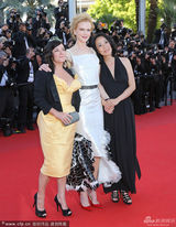 组图：《维纳斯》首映 妮可时尚裙装露背