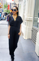 组图：周扬纽约街拍秀黑色连体裤