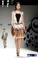 组图：韩国笑星名模齐聚亮相慈善时装秀