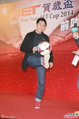 组图：张国强热爱足球 望与家人组队