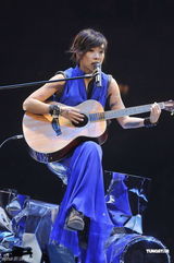 组图：林忆莲个唱表演吉他弹唱现场感动落泪