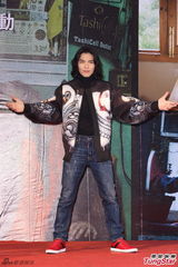 组图：萧敬腾亮相签书会长发飘飘 粉丝挤爆现场