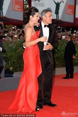 组图：70届威尼斯开幕红毯 克鲁尼比V字卖萌