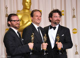 高清组图：奥斯卡后台获奖众星举金人光彩照人