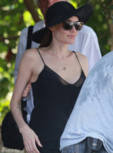 组图：朱莉切乳腺后穿吊带复工 胸部傲人依旧