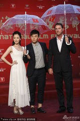 组图：《城市游戏》释小龙叶青相伴亮相红毯