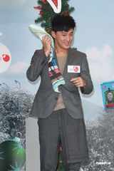 组图：林峰出席圣诞活动努力赚钱希望明年再置房