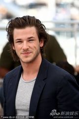 幻灯：《蒙彼利埃公主》记者会 导演轻吻女主演香肩