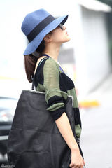 组图：吴晓敏素颜街拍写真 随性混搭穿出个性范儿  