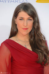 组图：艾美奖红毯 “谢耳朵”女友玛伊姆-比亚利克红裙妖娆