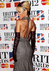 高清组图：蕾哈娜性感V领礼服亮相全英音乐奖