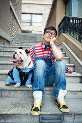 组图：郭家铭鬼马个性街拍 背带裤卖萌宠物奇缘