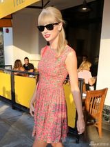 组图：斯威夫特大露背碎花裙出街 秀修长美腿