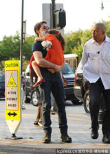 组图：汤姆-克鲁斯离婚后首探爱女 遭狗仔围堵