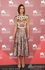 组图：《危险方法》记者会 奈特莉花裙黑超抢眼