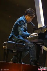 组图：伦永亮演唱会尾场 即兴拉叶德娴上台合唱