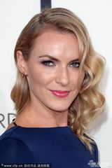 组图：霍莉-莱丁斯拖蓝色裙亮相 美背全露