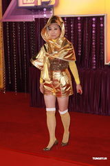 组图：汪明荃身着金色太空服另类登场