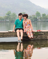 组图：马晓灿母女变身姐妹花 携手同游温馨甜蜜