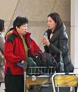 组图：谭咏麟二房苦等20年坐正 牵手游韩国被拍