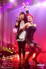 高清组图：温岚红发造型助阵黄小琥 大跳火辣断背舞