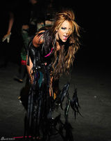 高清组图：麦莉-赛勒斯拍新歌MV 孔雀战衣华丽