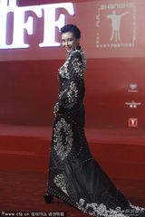 组图：巩新亮黑色长裙尖刺造型抢镜