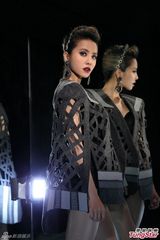 组图：蔡依林MV多款时尚造型曝光 性感露美背