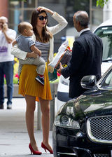 组图：辣妈米兰达风姿绰约 宝贝儿子诠释“天然呆”