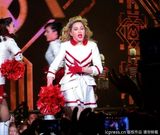 组图：麦当娜挑逗肌肉男上演致命诱惑