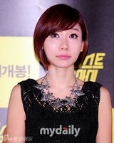 组图：韩女星宣传情色片 爆乳性感撑开拉链