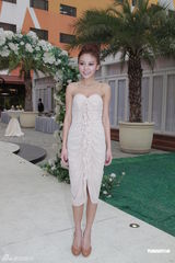 组图：嫩模何佩瑜接受隆胸疗程 向整容女星下战书