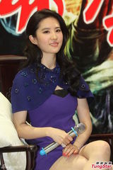 组图：刘亦菲穿短裙走光 拍戏尺度不设限