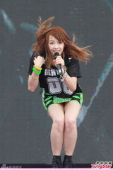 组图：香港巨蛋音乐节f(x)领衔冒台风献歌舞