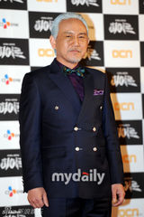 组图：杨东根韩彩雅出席新剧《Hero》发布会