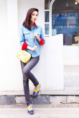 组图：张俪春日街拍演绎爱笑天使