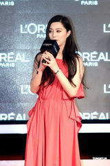 组图：范冰冰代言彩妆出席活动引混乱 