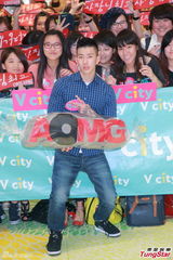 组图：朴宰范呼吁歌迷为海难祈祷 不知尼坤恋情