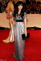 高清组图：纽约大都会庆典 妮可-里奇秀银色礼服