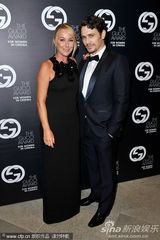 组图：麦当娜黑超黑裙尽展大姐大酷 助阵女性电影奖