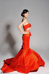 高清图：刘冬新娘装登封面 俏皮表情秀甜美性感