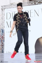 组图：吴建豪亮相签唱会 墨镜耍酷现场热舞