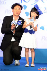 组图：陈奕迅个唱门票秒杀 与童星 乔 乔 比鬼脸