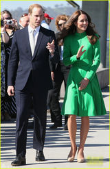 组图：凯特王妃着清新绿裙与小朋友种树兴致足