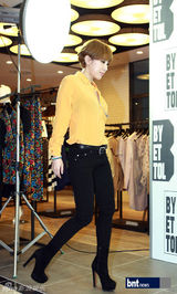 组图：韩星徐仁英黄色耀眼衬衫亮相活动引眼球