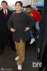 组图：金成钧孙湖竣着94复古装现身闹市送拥抱