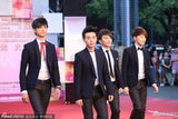 组图：男团io四子统一黑色西装走红毯 互拼帅气